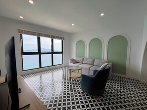 Televisi layar datar 55-inci dengan saluran TV digital