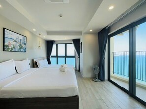 أغطية فراش متميزة ومكتب ومساحة عمل للكمبيوتر المحمول وستائر تعتيم