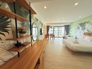 أغطية فراش متميزة ومكتب ومساحة عمل للكمبيوتر المحمول وستائر تعتيم