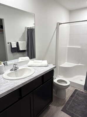 Towels, soap, shampoo, toilet paper - Modern 3BR Home • Brand New Build • Pet-Friendly • Near Amazon & Columbia River (Umatilla)