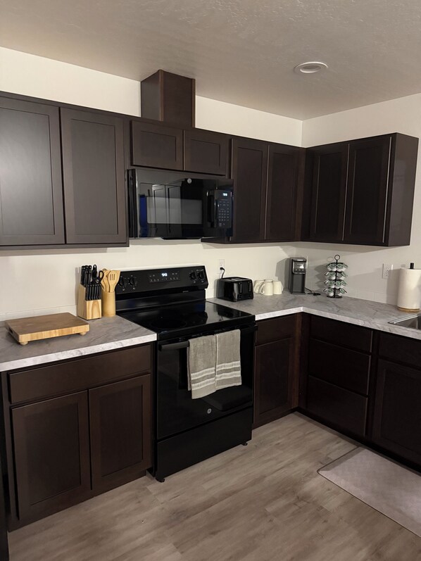 Fridge, microwave, oven, stovetop - Modern 3BR Home • Brand New Build • Pet-Friendly • Near Amazon & Columbia River (Umatilla)