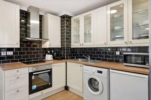 Private kitchen | Fridge, microwave, oven, stovetop - Sherborne Court Residences (London)