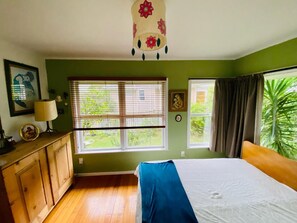 Bed sheets - Charming One-Bedroom Unit Near Cheltenham Beach (Devonport)