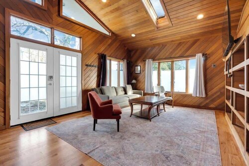 Jersey Shore Chalet – Cozy, Work-Friendly Retreat