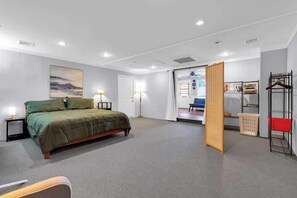 Travel crib, WiFi, bed sheets