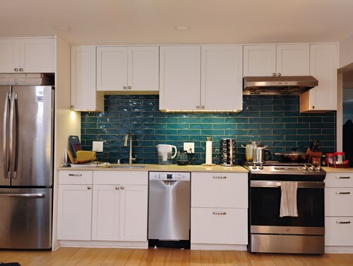 Private Suite w/ Kitchen & Bath – North Oakland