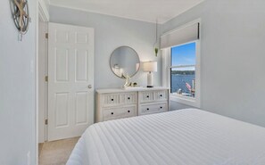 4 bedrooms, iron/ironing board, WiFi, bed sheets - The Pentwater Porch (Pentwater)
