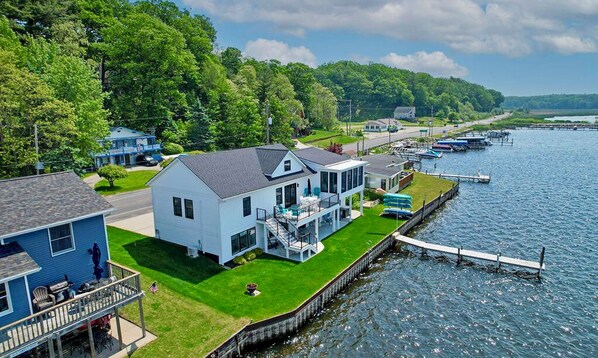 Exterior - The Pentwater Porch (Pentwater)