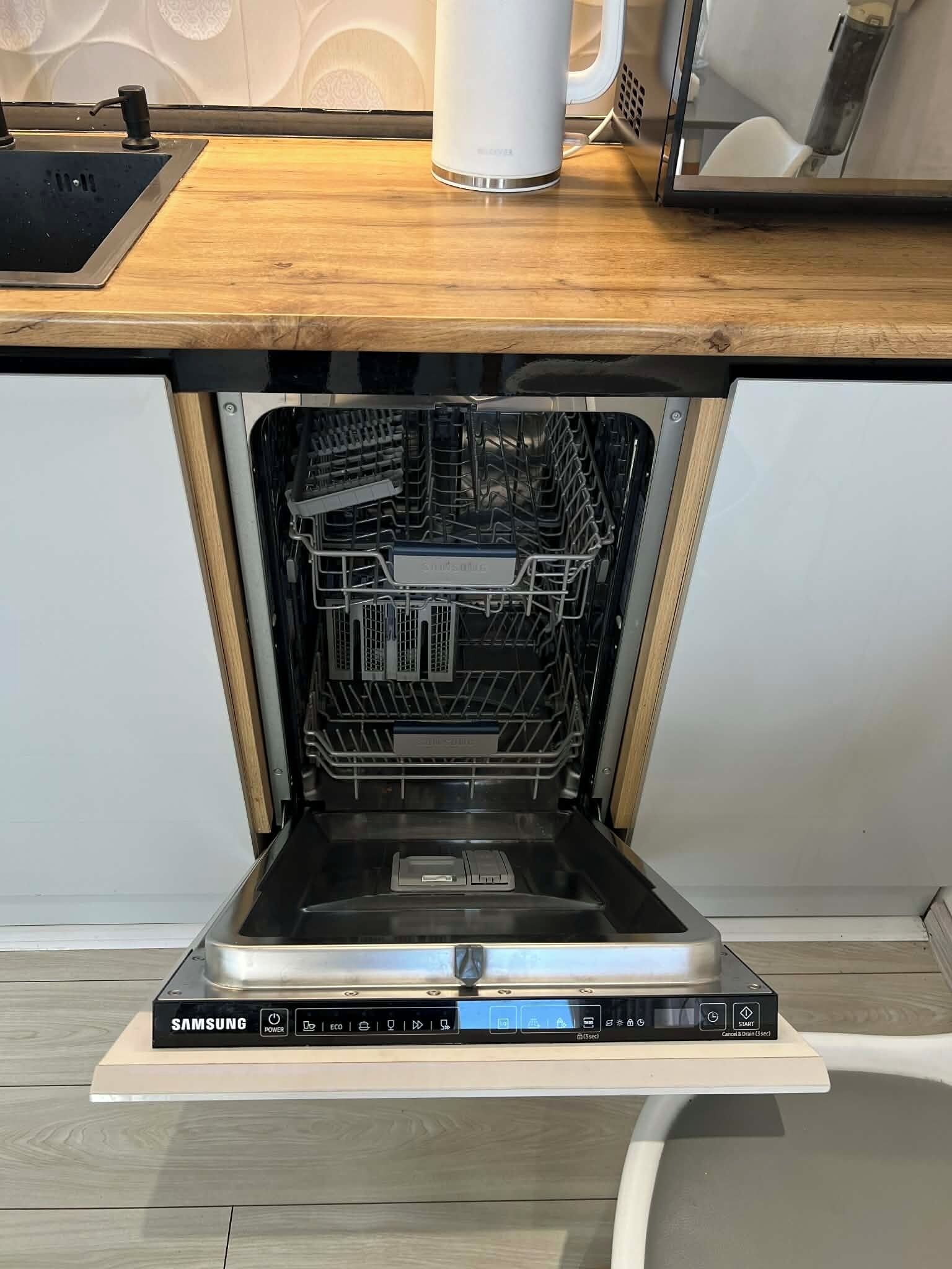 Een koelkast, een magnetron, een oven, een kookplaat