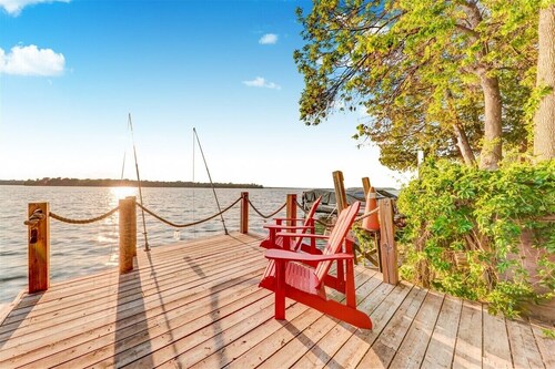 Beautiful Sunsets on the Lake with a 4 Bedroom All Seasons Family Sized Cottage!