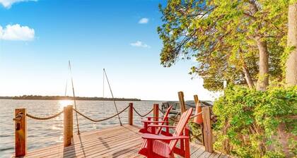 Beautiful Sunsets on the Lake with a 4 Bedroom All Seasons Family Sized Cottage!