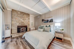 4 bedrooms, iron/ironing board, free WiFi, bed sheets