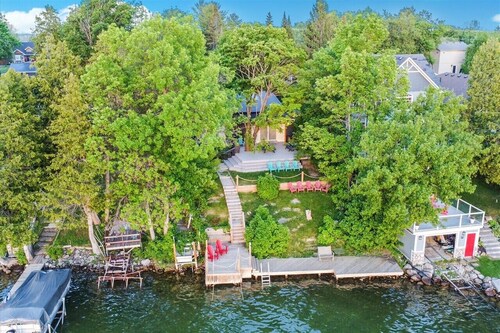 Beautiful Sunsets on the Lake with a 4 Bedroom All Seasons Family Sized Cottage!