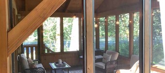 Picturesque McKenzie River Cabin - Log Cabin Inn #1