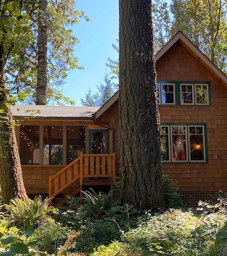 Picturesque McKenzie River Cabin - Log Cabin Inn #1