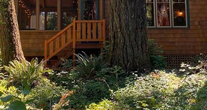 Picturesque McKenzie River Cabin - Log Cabin Inn #1