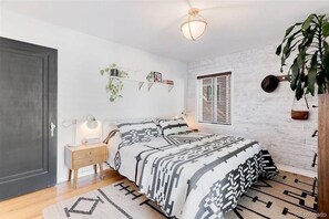 4 bedrooms, iron/ironing board, WiFi, bed sheets - Prime Location, Cozy, Best of Denver! Book Today. (Denver)