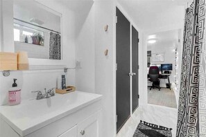 Hair dryer, bidet, towels, soap - Prime Location, Cozy, Best of Denver! Book Today. (Denver)