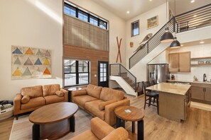 TV, fireplace - Private hot tub, brand new build. (Red Lodge)