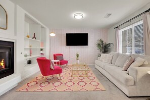 Living area - Modern Luxury Home near Denver (Westminster)