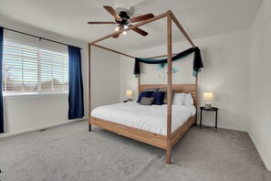 4 bedrooms, iron/ironing board, Internet, bed sheets - Modern Luxury Home near Denver (Westminster)