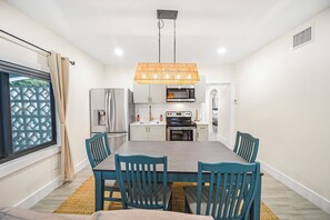 Fridge, microwave, oven, stovetop - Miami Cozy Living (Miami)