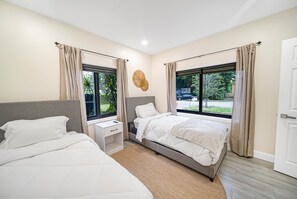 4 bedrooms, iron/ironing board, WiFi, bed sheets