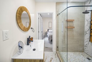 Douche, sèche-cheveux, savon, papier toilette