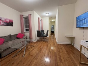 TV - 2BR: Steps to Central Park, Museums, Broadway (New York)