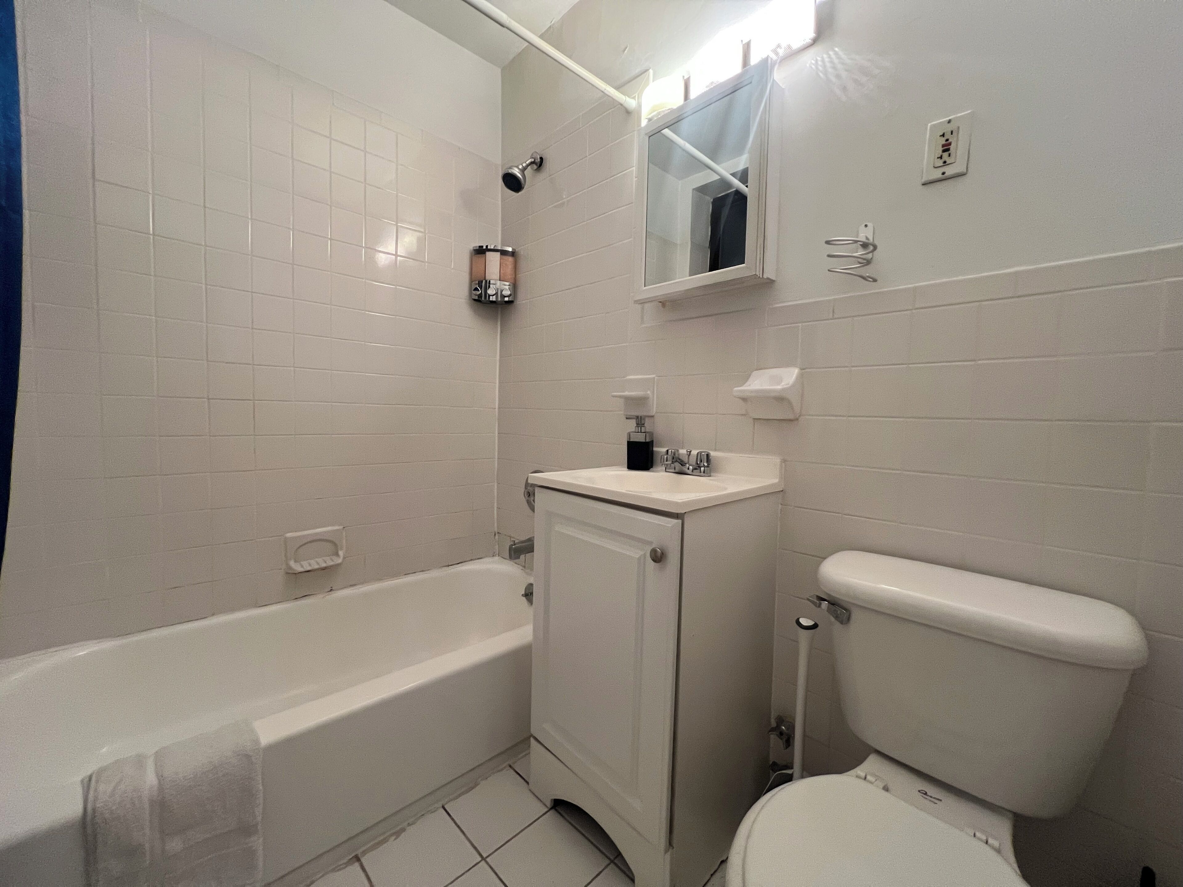 Haartrockner, Handtücher, Seife, Shampoo