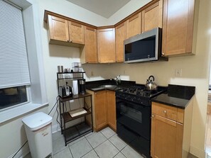 Fridge, microwave, oven, stovetop - 2BR: Steps to Central Park, Museums, Broadway (New York)