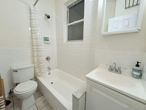 Doccia, asciugacapelli, asciugamani, sapone