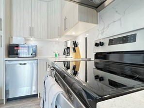 Fridge, microwave, oven, dishwasher - Bentley Commons Luxury 4 Bedroom Townhome in the Fallsview Tourist District (Niagara Falls)
