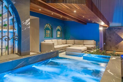 Luxury Mansion Swimming pool, XXL Jacuzzi, Turkish bath. 5 minutes from Lleras Park