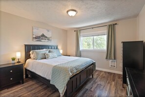2 bedrooms, iron/ironing board, WiFi, bed sheets - Updated Apartment #4 Near Gonzaga, Downtown, and Hospitals (Spokane)
