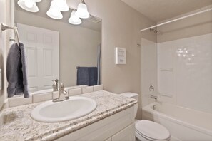 Hair dryer, towels, soap, toilet paper - Updated Apartment #4 Near Gonzaga, Downtown, and Hospitals (Spokane)