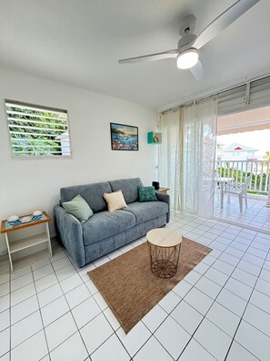 TV - Cosy apartment with sea view. Just a 5-minute walk from the beach! (Le Moule)