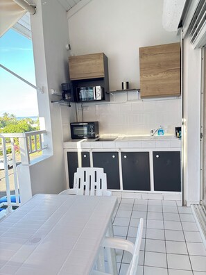 Dining - Cosy apartment with sea view. Just a 5-minute walk from the beach! (Le Moule)