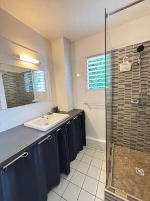 Shower, hair dryer, towels, soap - Cosy apartment with sea view. Just a 5-minute walk from the beach! (Le Moule)