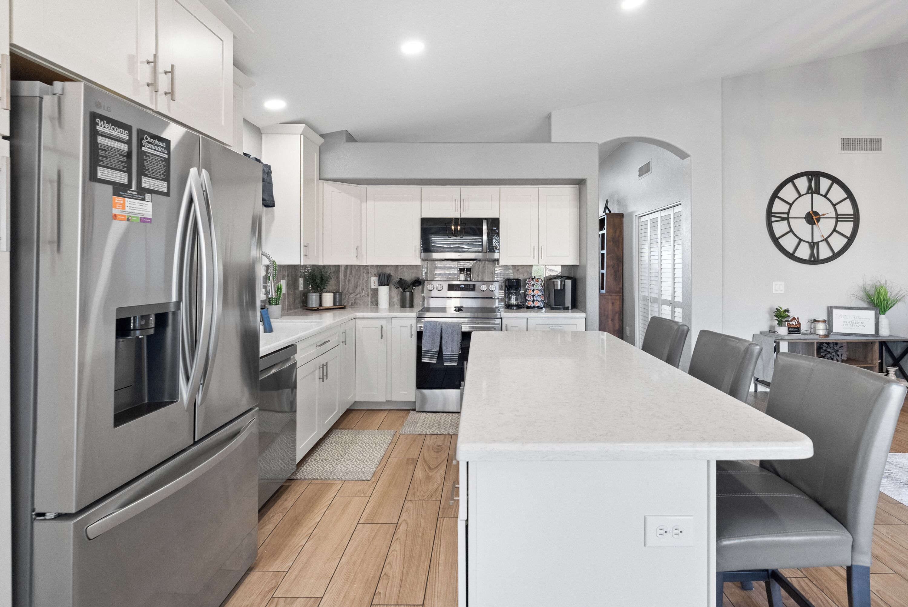 Réfrigérateur, micro-ondes, four, plaque de cuisson