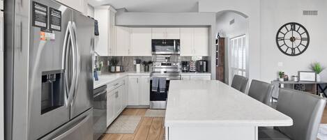 Réfrigérateur, micro-ondes, four, plaque de cuisson