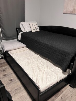 Iron/ironing board, WiFi, bed sheets - 2-bedroom pet friendly house in Santa Clarita (Santa Clarita)