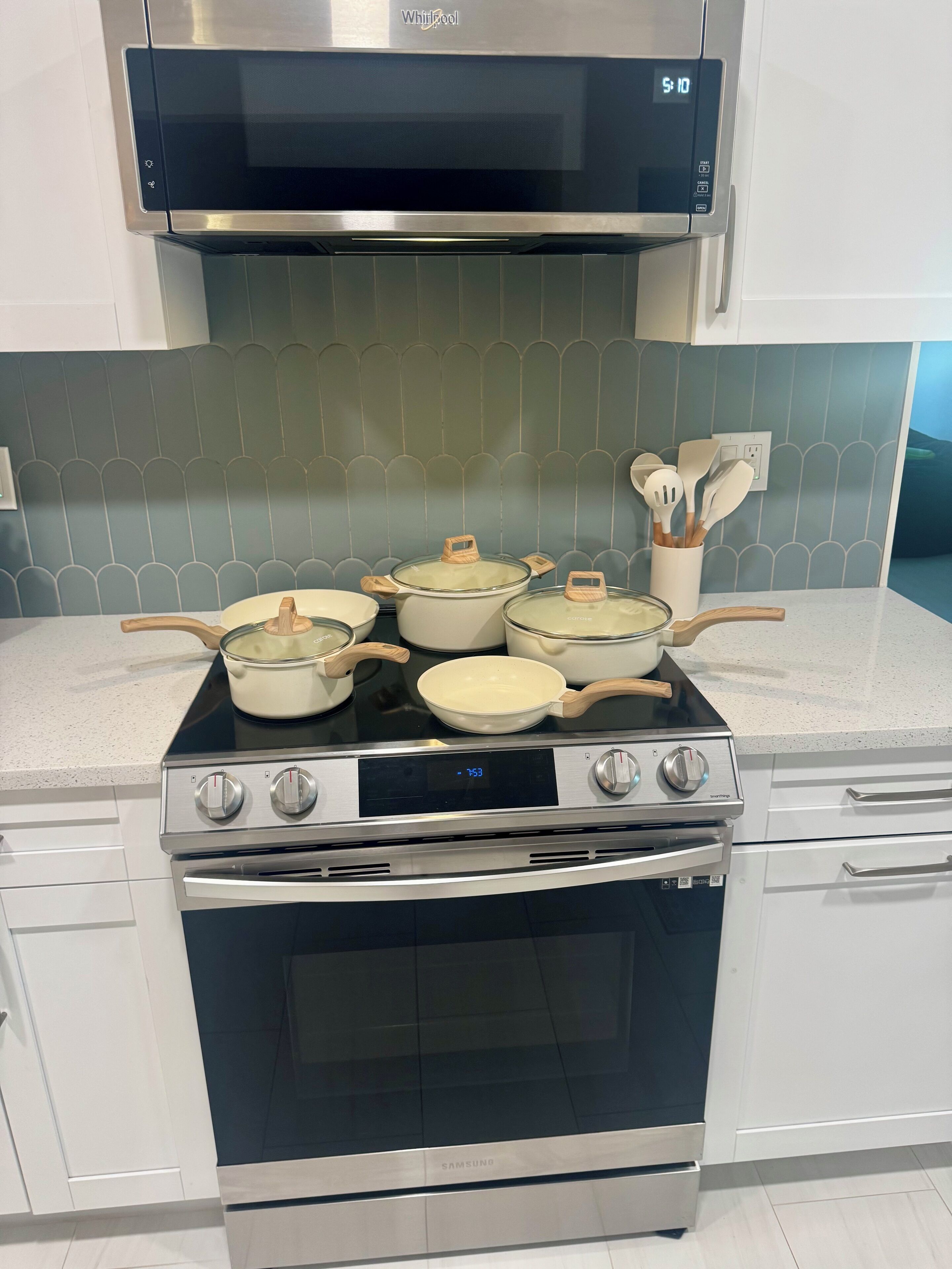 Réfrigérateur, four à micro-ondes, un four, surface de cuisson