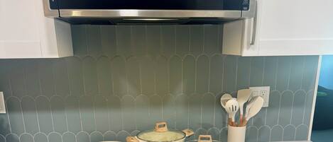 Réfrigérateur, four à micro-ondes, un four, surface de cuisson