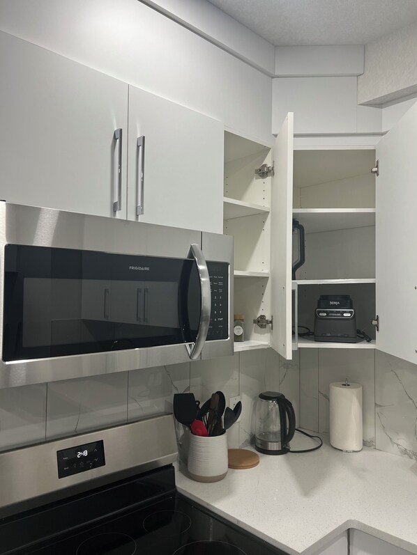 冷蔵庫、電子レンジ、オーブン、コンロ