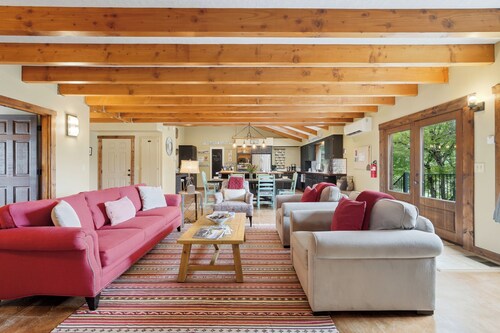 Spacious Farm Stay featuring Petey the Donkey