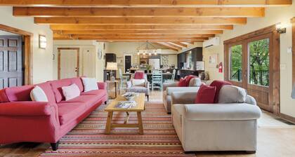Spacious Farm Stay featuring Petey the Donkey