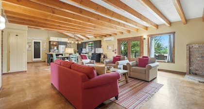 Spacious Farm Stay featuring Petey the Donkey