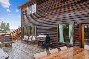 Outdoor dining - Spacious Farm Stay featuring Petey the Donkey (McMinnville)