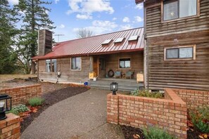 Exterior - Spacious Farm Stay featuring Petey the Donkey (McMinnville)